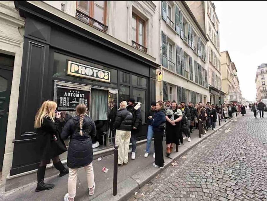Amelie Poulain In Heart Of Montmartre Parigi