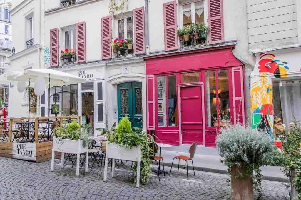 Amelie Poulain In Heart Of Montmartre Parigi